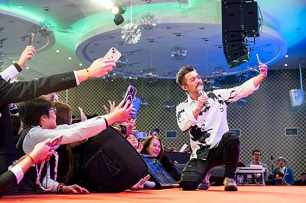 男神范逸臣在永慶不動產暨永義房屋桃園尾牙上,淘氣自拍,現場觀眾一擁而上、氣氛熱絡。圖/永慶房產集團提供