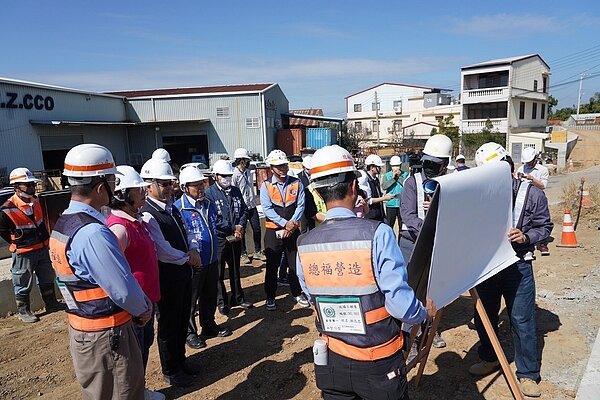 建設局長陳大田1日前往視察「神岡區圳前路道路開闢工程(神岡交流道至厚生路)」。圖／台中市政府提供