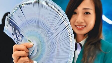 農曆新年將至,各大銀行趁勢幫民眾準備開春紅包,積極力推新台幣定存專案。圖∕本報資料照片