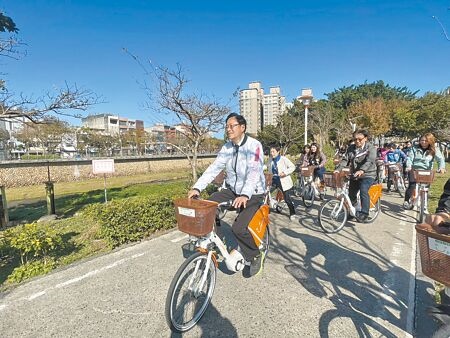桃園市YouBike 2.0系統電動輔助自行車2月1日上線，將在各站點投入600輛，市長張善政（前）體驗騎乘。（呂筱蟬攝）