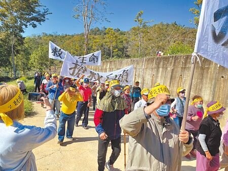 
埔里鎮居民1日拉白布條抗議中友百貨集團涉嫌濫伐山坡地，近期砍掉一大片森林準備興建大型旅館，恐影響茭白筍的灌溉用水、4個里民生用水，甚至汙染水源。（楊靜茹攝）
