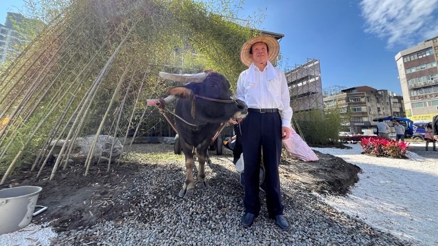 ▼賴正鎰牽著水牛亮相。(圖/<a href="https://house.ebc.net.tw/" target="_blank">EBC地產王</a>張琬聆攝)