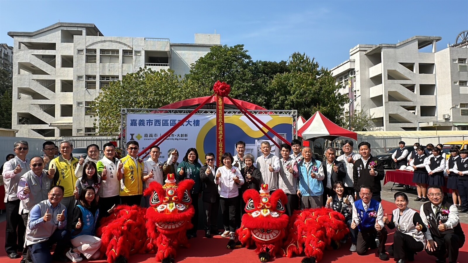 嘉義市西區區政大樓（合併公共托育）異地新建工程，上午在友愛路停車場旁市有地，舉行動土典禮。記者魯永明／攝影 