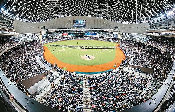 台北大巨蛋今正式營運,據了解,棒球賽事單場定價約50萬,並參考小巨蛋商業收費模式,抽取門票收入的10%;也傳中華職棒開幕賽龍猿大戰確定在此開打。圖/聯合報資料照片