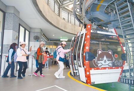 
台北捷運公司2日發表貓空纜車新裝，吸引許多民眾前來搭乘。（范揚光攝）
