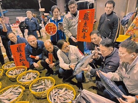 
桃園市長張善政（前排右三）2日到魚市場視察。（賴佑維攝）
