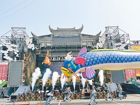 台灣燈會開幕大戲由明華園戲劇總團帶來《媽祖》,2日彩排上演17米大型鯰魚凌空飛過,現場引來驚呼聲。(曹婷婷攝)