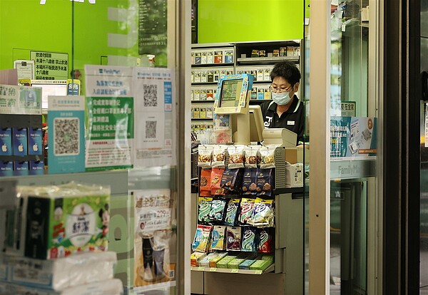 「最低工資法」日出後只影響領時薪的打工族與薪水與基本工資連動的移工。圖為以打工族居多的超商店員,非當事人。圖/聯合報系資料照片【作者:曾原信,日期:2023-12-14,數位典藏序號:20210707152731158】