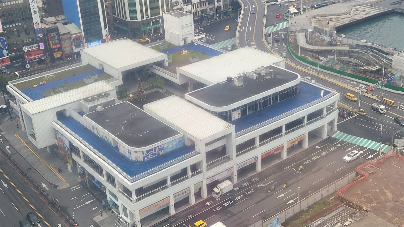 主富服裝公司(NET)昨天到基隆地檢署提告,主張擁有2至4樓建物產權,點交不合法,以優勢警力強行換鎖,控告市長謝國樑等人強盜等罪。記者游明煌/攝影