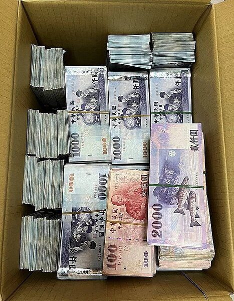 專案人員1月24日同步搜索「金牛百匯」旗下5家店面，逮捕汪姓母子檔、店長、幹部及員工等18人，查扣現金2600萬餘元、保時捷車輛1部、虛擬貨幣USDT泰達幣2萬3912顆（約74萬元）、保險箱等證物。圖／記者李隆揆翻攝
