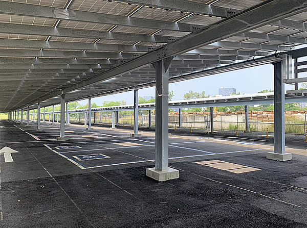 興達港光電停車場內有76格小型車位、8格身心障礙車位、8格婦女及育有六歲以下兒童者車位,共計92格停車位。圖/邱于軒提供