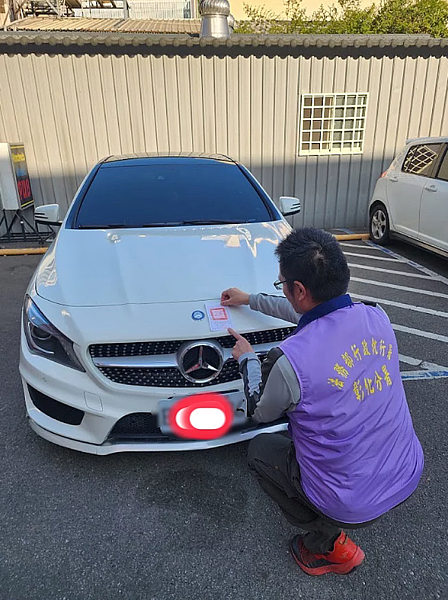 彰化縣二水鄉洪姓男子家有賓士等名車，卻積欠30多萬元罰鍰，執行人員前往查封賓土車後，才乖乖分期繳納。圖／行政執行署彰化分署提供
