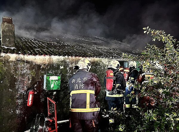 新北金山民宅大火,獨居男救出OHCA,搶救後恢復心跳,仍在急救中。圖/記者游明煌翻攝