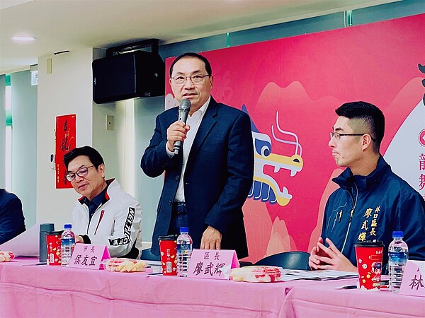 「新北蛋白區」突破13萬人 這些問題待解決... 新北市長侯友宜上月31日赴林口區公所行動治理座談會,與里長們針地方各議題深入討論。圖/新北市政府提供