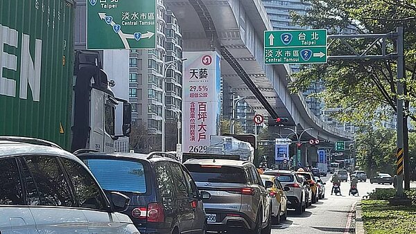 淡水區淡金路每天都塞車,居民飽受塞車之苦。圖/記者江婉儀攝影