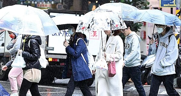 下周四降雨範圍擴大至中部,南部山區亦有局部短暫雨的機率,下周五除夕仍有雨,降雨稍減少;下周三傍晚起冷空氣逐日南下,愈接近除夕夜愈濕冷。冷空氣以達大陸冷氣團的機率為最高。圖/聯合報資料照片