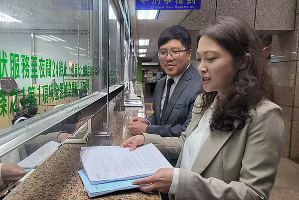 主富服裝公司(NET)到基隆地檢署提告,主張擁有2至4樓建物產權,點交不合法,以優勢警力強行換鎖,控告市長謝國樑等人強盜等罪。記者游明煌/攝影