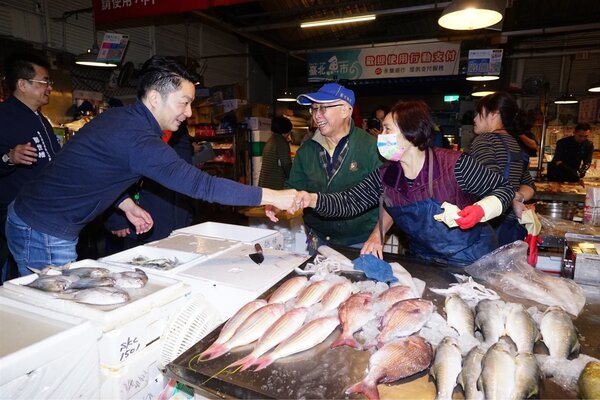 蔣萬安視察農魚產品批發市場。圖／北市府提供