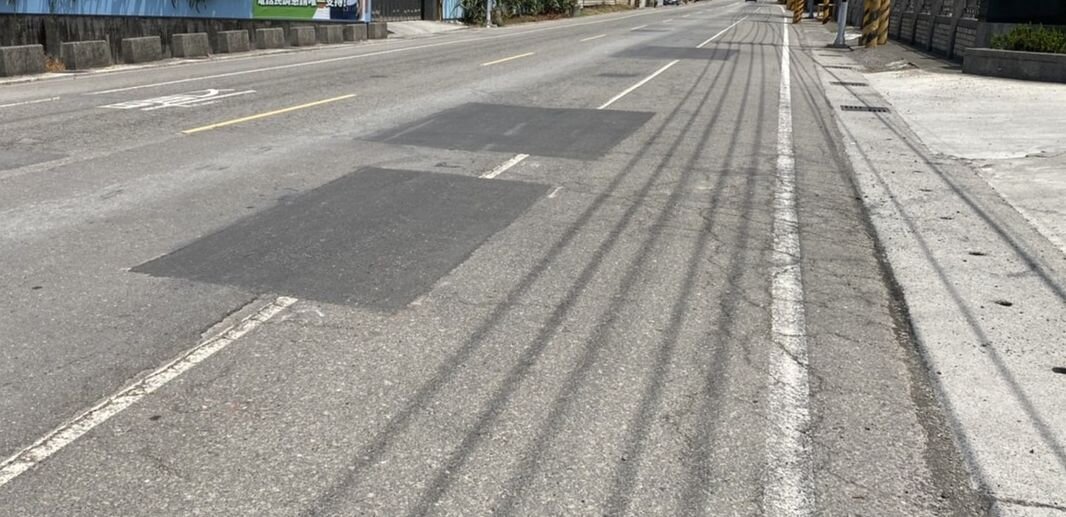 高雄馬路常見補丁,色差也不一。記者王昭月/攝影