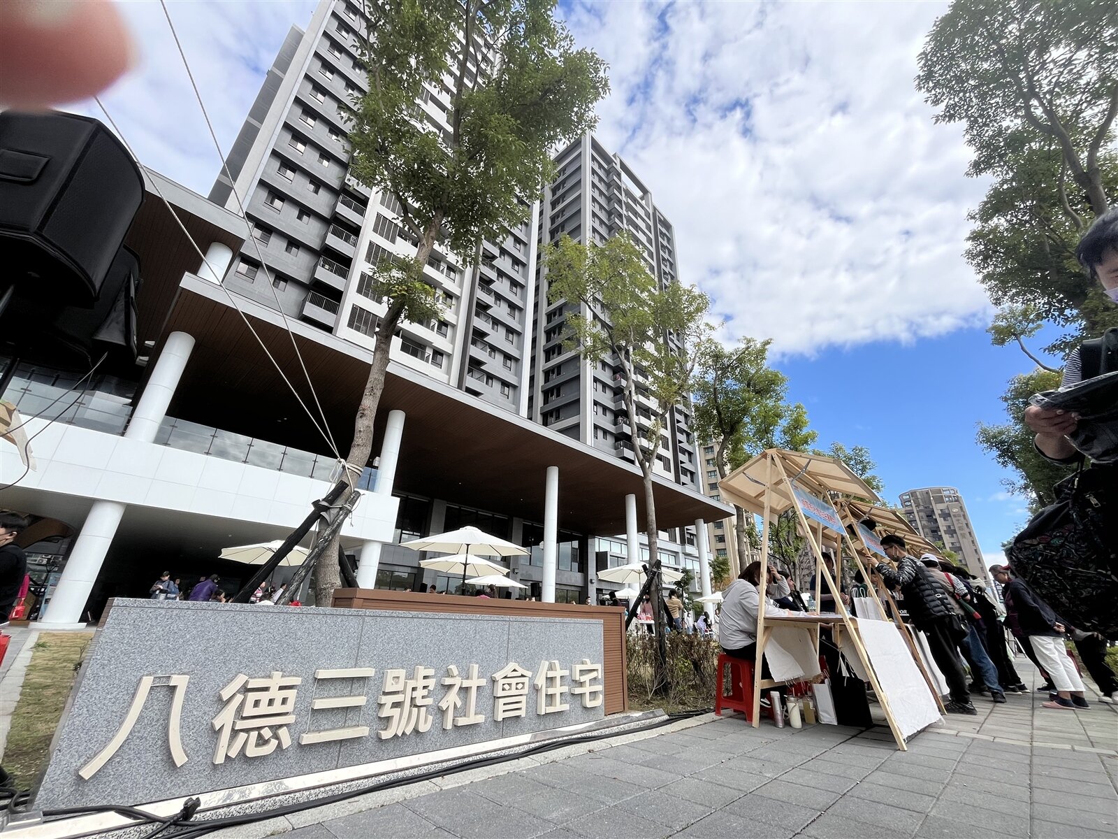 桃園市八德三號社宅鄰近八德區公所、國中小學、傳統市場和夜市,而且一、二樓就有公共托嬰中心、圖書館和健身房和小公園,生活機能健全完善。記者陳俊智/攝影