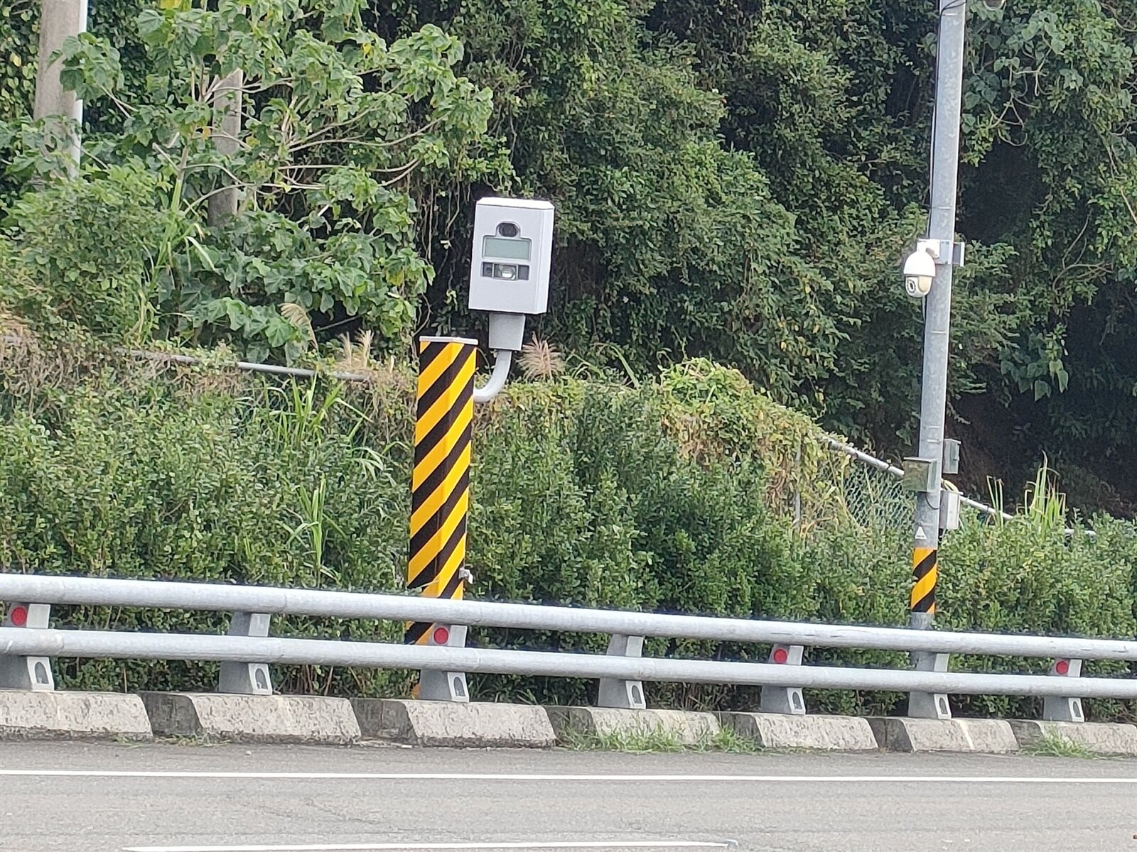 農曆春節7天連假下周展開，民眾開心返鄉出遊，台東境內台9及台11線公路沿線測速照相桿，全年無休24小時執法，「別還沒發紅包，就先收紅單」。記者尤聰光／攝影 