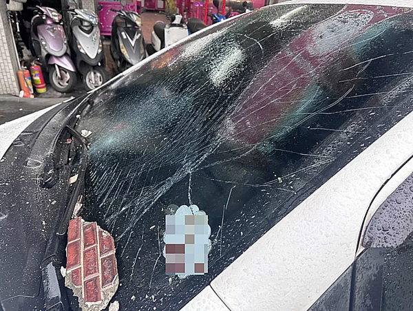 汐止「磁磚雨」從天降，女駕駛還在車內磁磚砸面前。圖／沈女提供