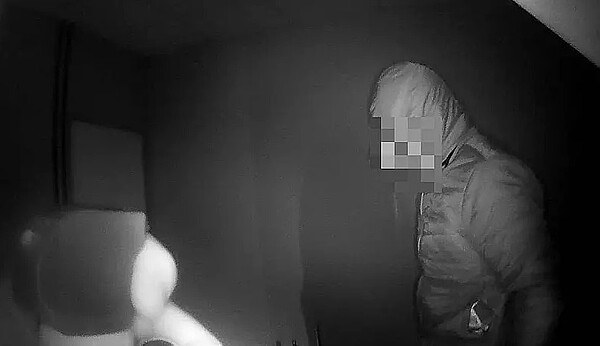 一名老翁心急誤走入台中市和平區民宅取暖，員警向宋姓屋主告知其誤闖原因後，屋主大方免費提供老翁在房間內過夜。圖／警方提供
