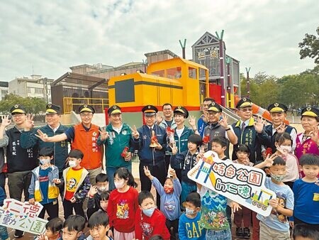 台南市長黃偉哲(後排左五)3日化身列車長,開箱啟用仁德運動公園特色遊戲場,陪現場小朋友同樂。(曹婷婷攝)