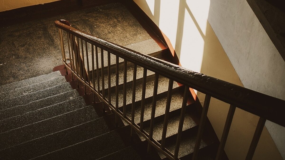 ▼原PO的一名同事認為,老人爬樓梯不容易是早晚會遇到的問題,因此「買公寓孝親」有欠考慮。(示意圖/<a href="https://pixabay.com/photos/stairs-window-architecture-design-4534056/"><span style="color:#000000;">pixabay</span></a>)