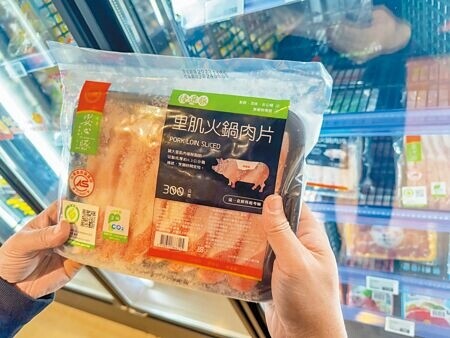 民眾購買台糖肉品時仔細挑選。(示意圖,非新聞事件肉品)(羅永銘攝)
