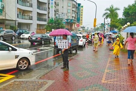 家長若在禁止臨時停車紅線接送上下車，但是沒有妨礙其他人、車通行的情況，警方可視個案具體事實，施以勸導免予舉發。（本報資料照片）