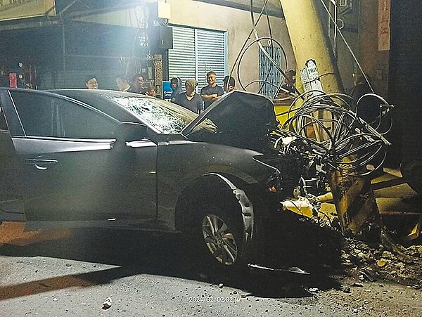 彰化縣大村鄉3日凌晨驚傳死亡車禍,26歲陳姓女子酒駕撞死宋姓移工,肇事車輛還撞斷路旁電桿。圖/民眾提供