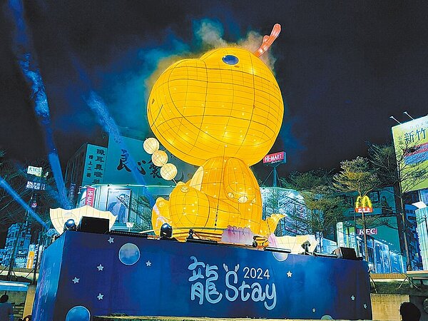 「2024龍Stay-新竹過好年」燈會3日晚間登場,有議員與網友質疑經費太高,市府也一一說明與駁斥,同時表示將蒐集不實言論的證據後提供警方偵辦。圖/新竹市政府提供
