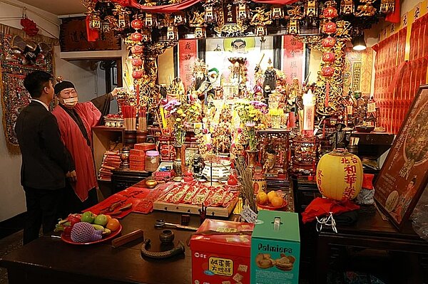 「基隆Podcast」主持人余治明,今邀請基隆「雷成壇」的資深道長李戊己,分享過年的各種習俗及節日由來。圖/基隆市政府提供