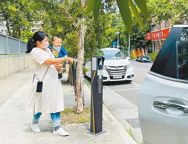 新北市2019年9月起試辦「智慧停車2.0系統」,家長停妥車輛後,依各校評估的接送時間,允許家長有6到15分鐘的汽車停車時間。圖為三重區碧華國中附設幼兒園。圖/新北市交通局提供