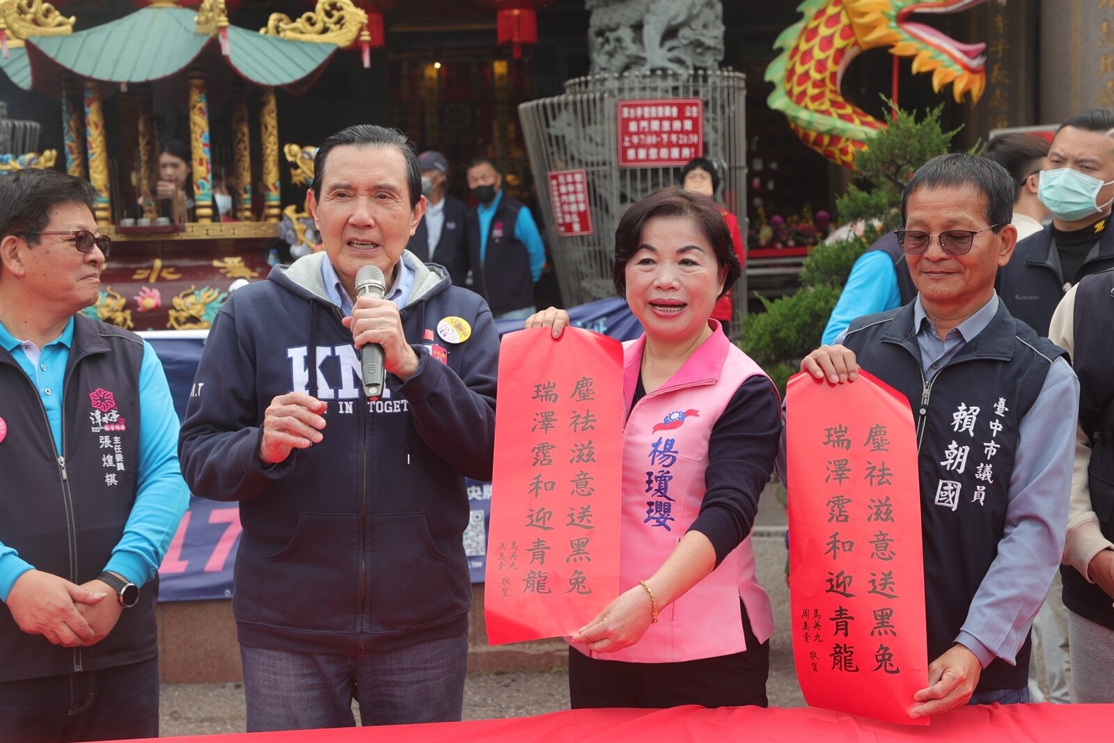 前總統馬英九今天和立委楊瓊瓔到台中潭子區潭水亭送春聯,民眾排隊索取。記者黃仲裕/攝影