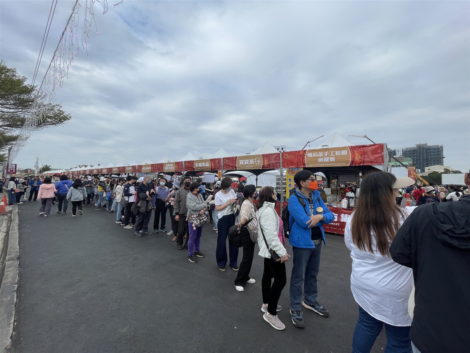 台灣燈會安平燈區安排美食市集，有設攤攤商表示，首日人潮還算不錯，半天來已有6、7000元營業額，晚上人潮應該會更多，對今年燈會觀光人潮帶來的商機相當期待。記者萬于甄／攝影 