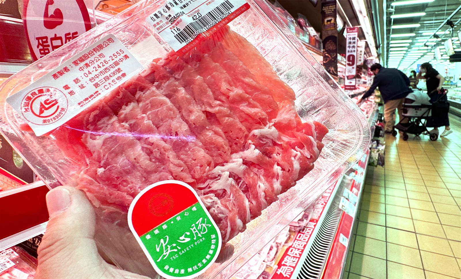 台中市食安處上月十五日在台糖梅花肉片驗出瘦肉精，合計八一九公斤，已流入市面。圖為賣場上仍在販售的台糖豬肉。記者黃仲裕／攝影 