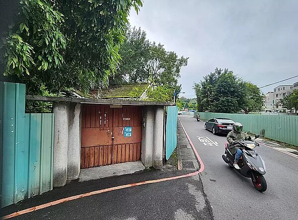 面積約達1.2公頃的新北市中和區太武山莊，土地產權屬金門縣府。圖／記者李定宇攝影
