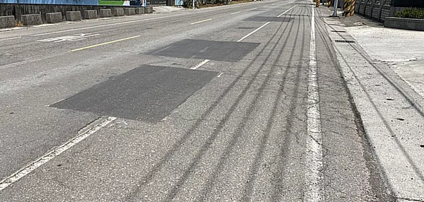 高雄馬路常見補丁,色差也不一。記者王昭月/攝影