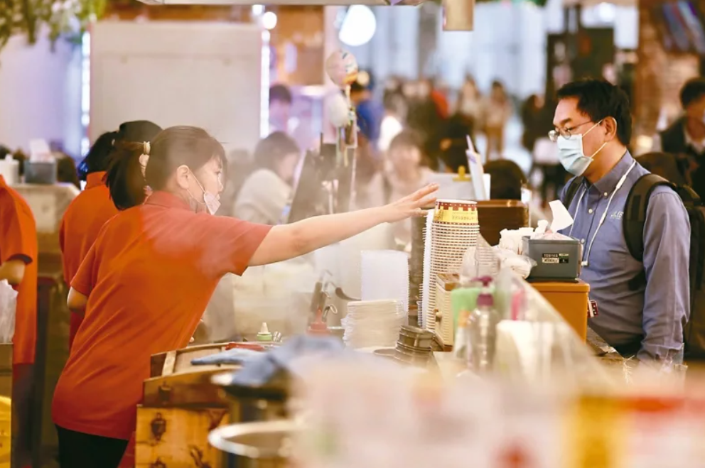 大缺工時代來臨。圖為美食街工作的勞工。記者陳正興/攝影