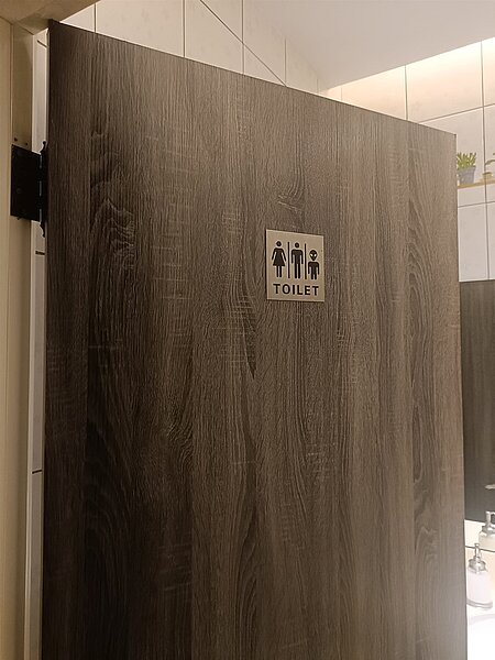 公廁門上有女性、男性及外星人的圖案。圖／臉書社團「路上觀察學院」