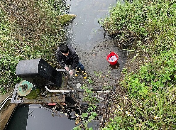 環保局稽查人員走進觀音區富林溪檢測汙染程度。圖／桃園市環保局提供
