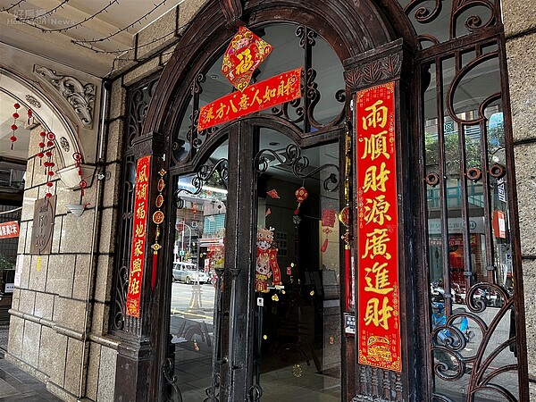 2024貼春聯最佳時機!命理師示警「反貼」下場慘 7大禁忌曝 春聯示意圖/好房網News記者徐沛琪攝