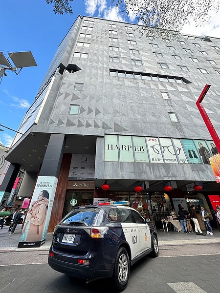 台北西門町某四星級酒店4日早上遭不明人士恐嚇「引爆遙控炸彈」，警方不敢大意逐層搜索，均無發現可疑人士以及可疑爆裂物。記者陳正興／攝影