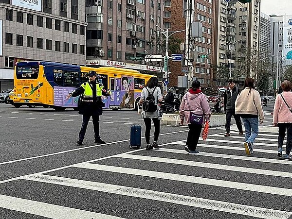 春節連假本月8日至14日,警方預估台北市政府轉運站5日起返鄉、出遊人潮漸增,將加強交通疏導及取締違規停車。圖/台北市信義警分局提供