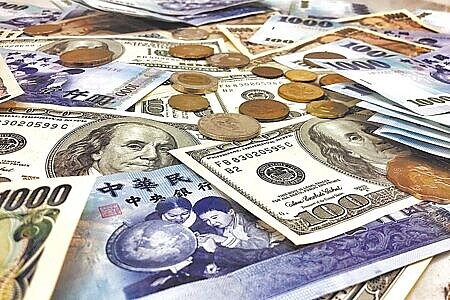 2023年銀行、證券、保險三大境外中心稅前獲利僅約18.3億美元、年減21%,罕見一年賺不到20億美元,至少為近六年最慘。圖∕本報資料照片