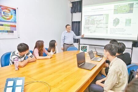 台大已有45個系所提出「精進學位論文品質」相關辦法,明定教授指導學生人數上限與論文相似度比例。此為示意圖。(本報資料照片)