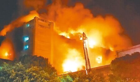 
2018年桃園敬鵬工廠大火造成6名警消殉職與2名移工殞命。（本報資料照片）
