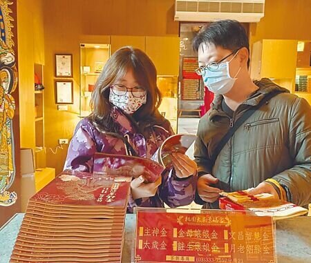 桃園大廟景福宮的農民曆今年增印2倍達4萬本仍供不應求,剩不到200本。(蔡依珍攝)